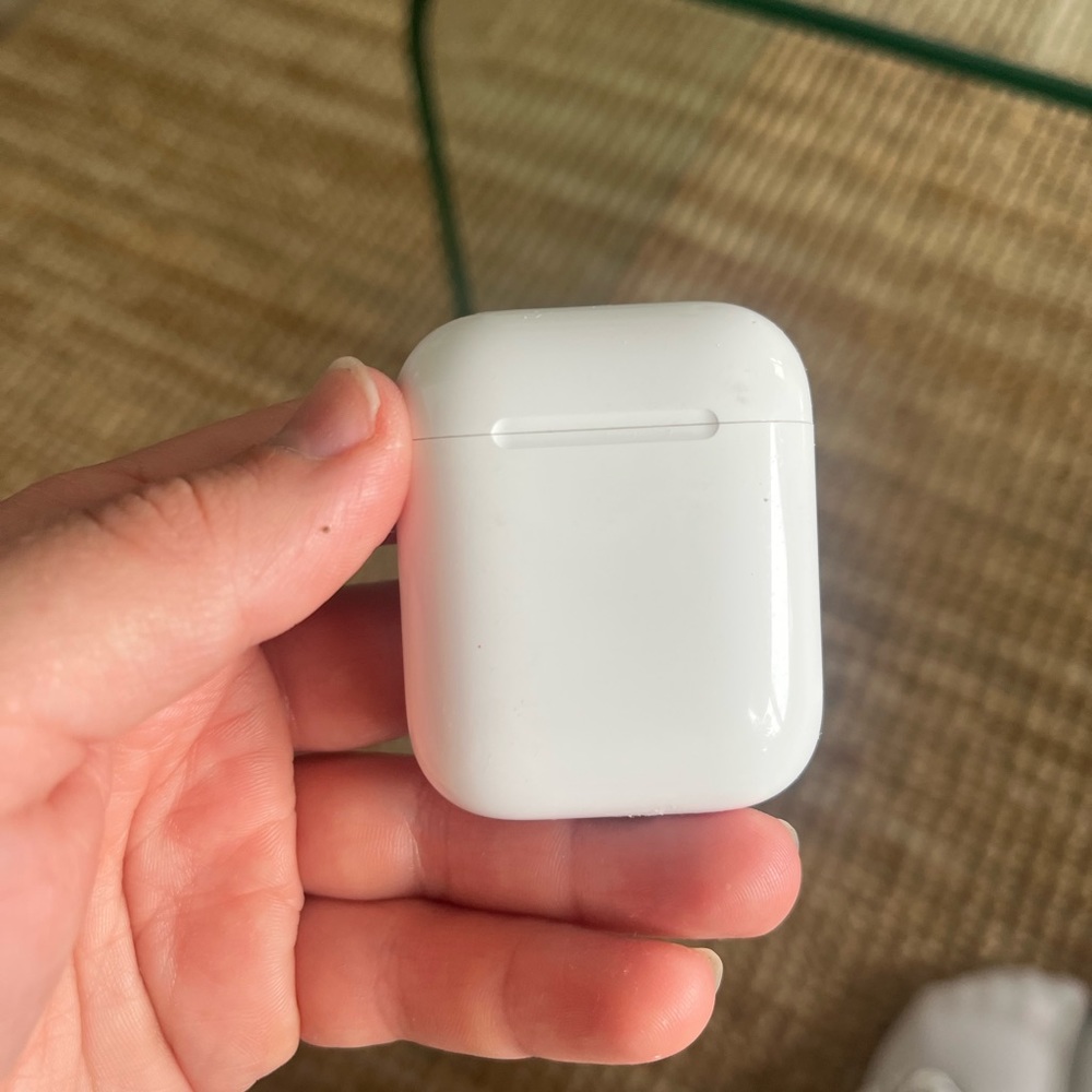 Apple AirPods - worn but works 100%
